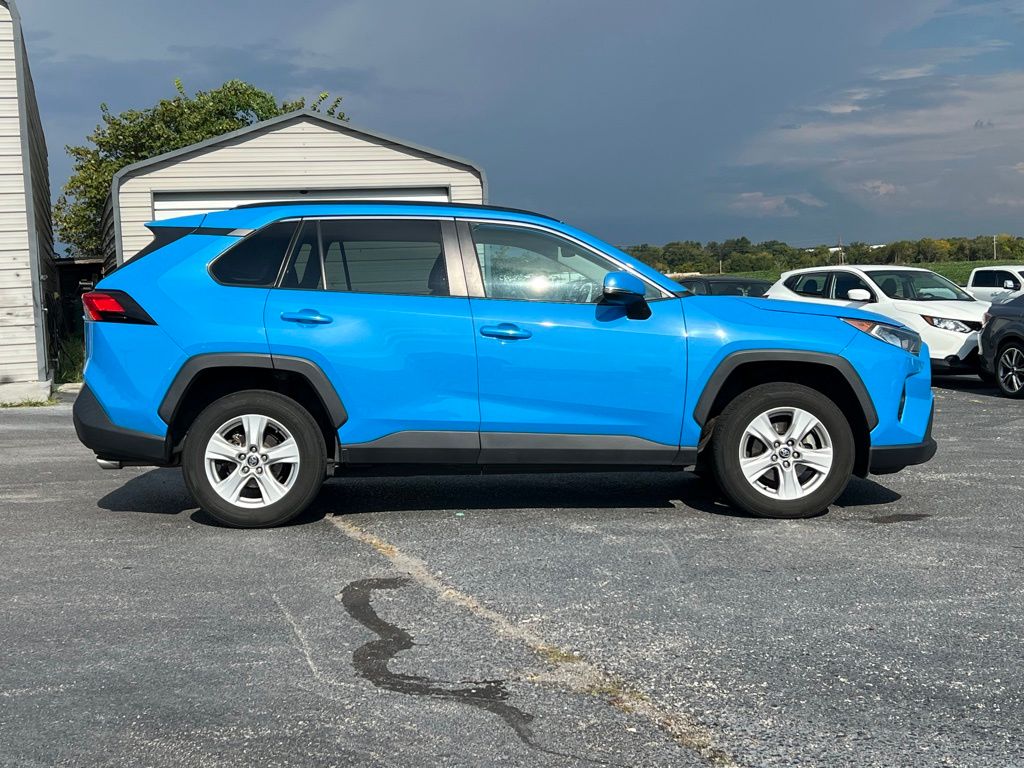 2021 Toyota RAV4 XLE photo 3