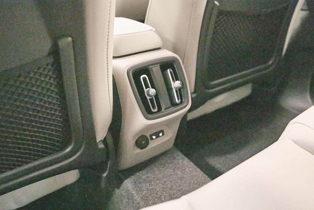 2026 VOLVO XC40 - Image 13