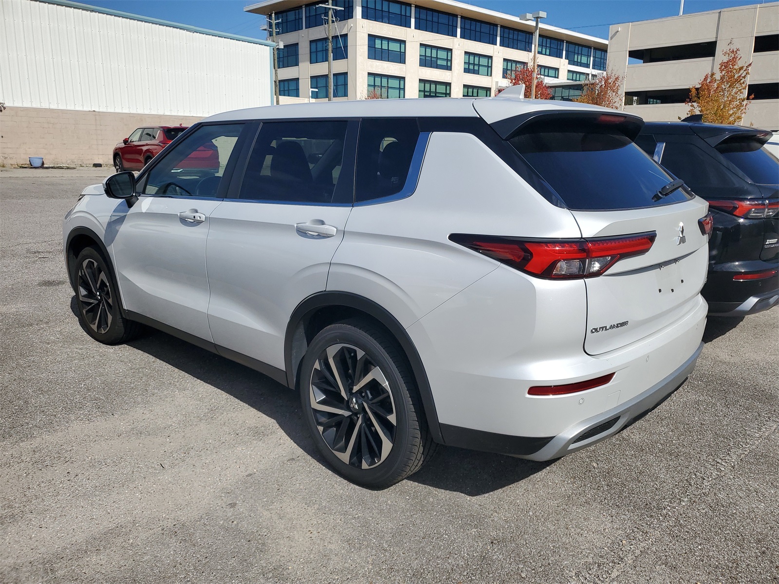 2024 Mitsubishi Outlander SE Black Edition photo 2