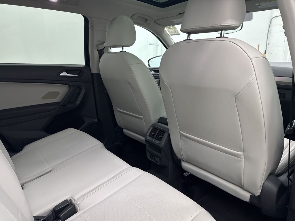 2019 Volkswagen Tiguan SEL R-Line photo 22