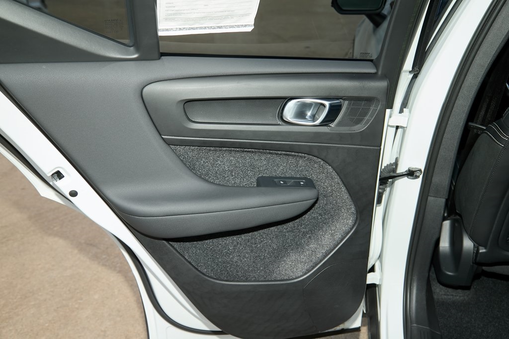 2023 VOLVO XC40 - Image 14