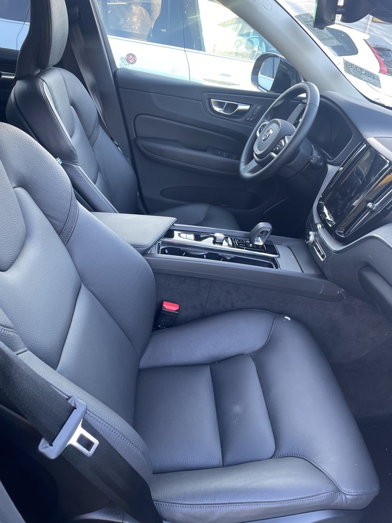 2025 Volvo XC60 B5 Plus photo 3