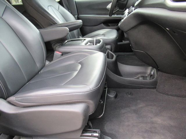 2023 Chrysler Pacifica Touring L photo 10
