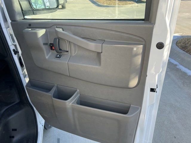 2024 Chevrolet Express Cutaway 3500 photo 21