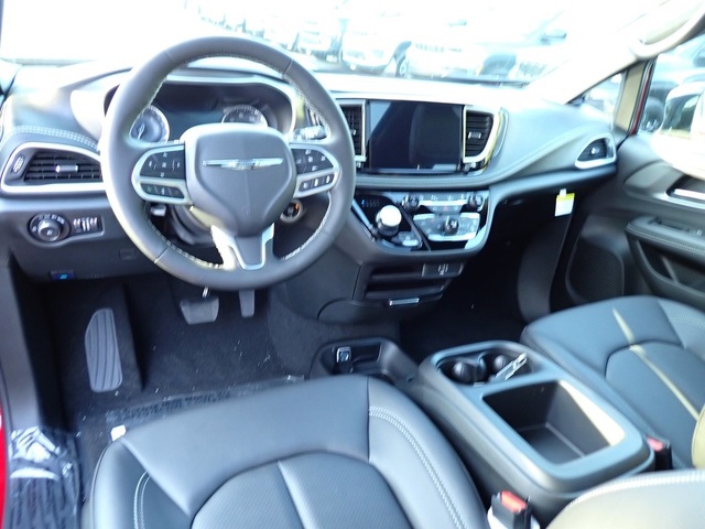 2026 Chrysler Pacifica photo 14