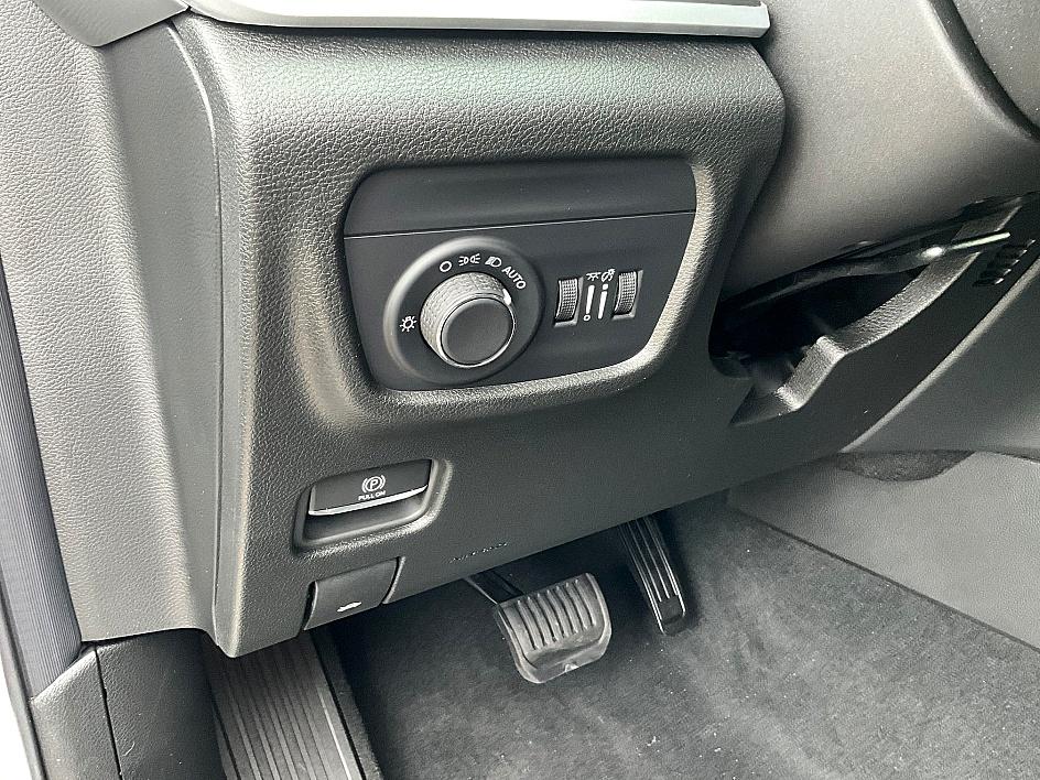 2025 Jeep Grand Cherokee Laredo Altitude photo 18