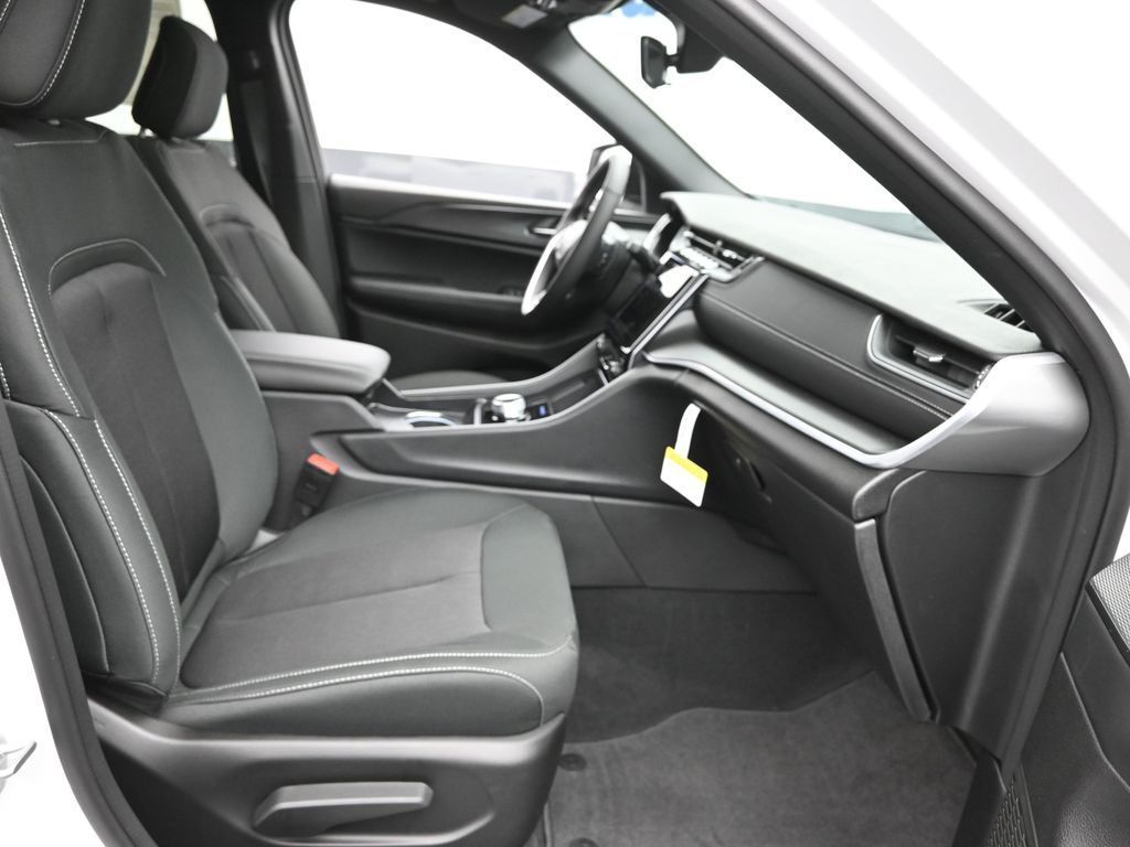 2025 Jeep Grand Cherokee Laredo X photo 5