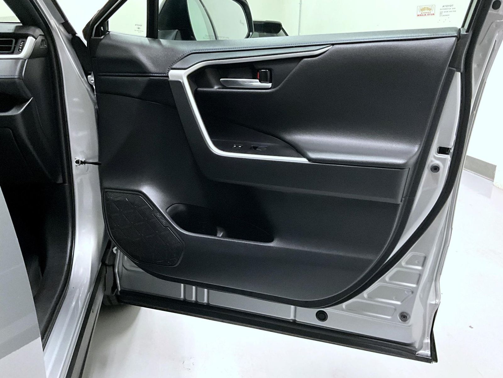 2021 Toyota RAV4 Hybrid XSE photo 16