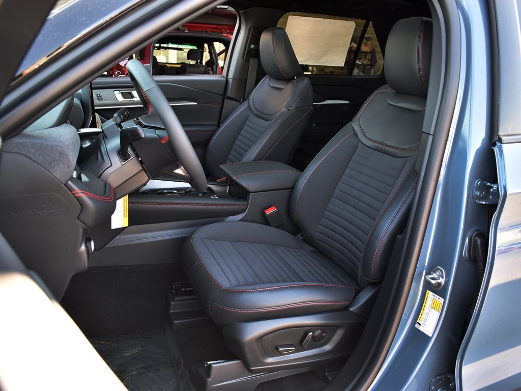 2025 Ford Explorer ST-Line photo 5