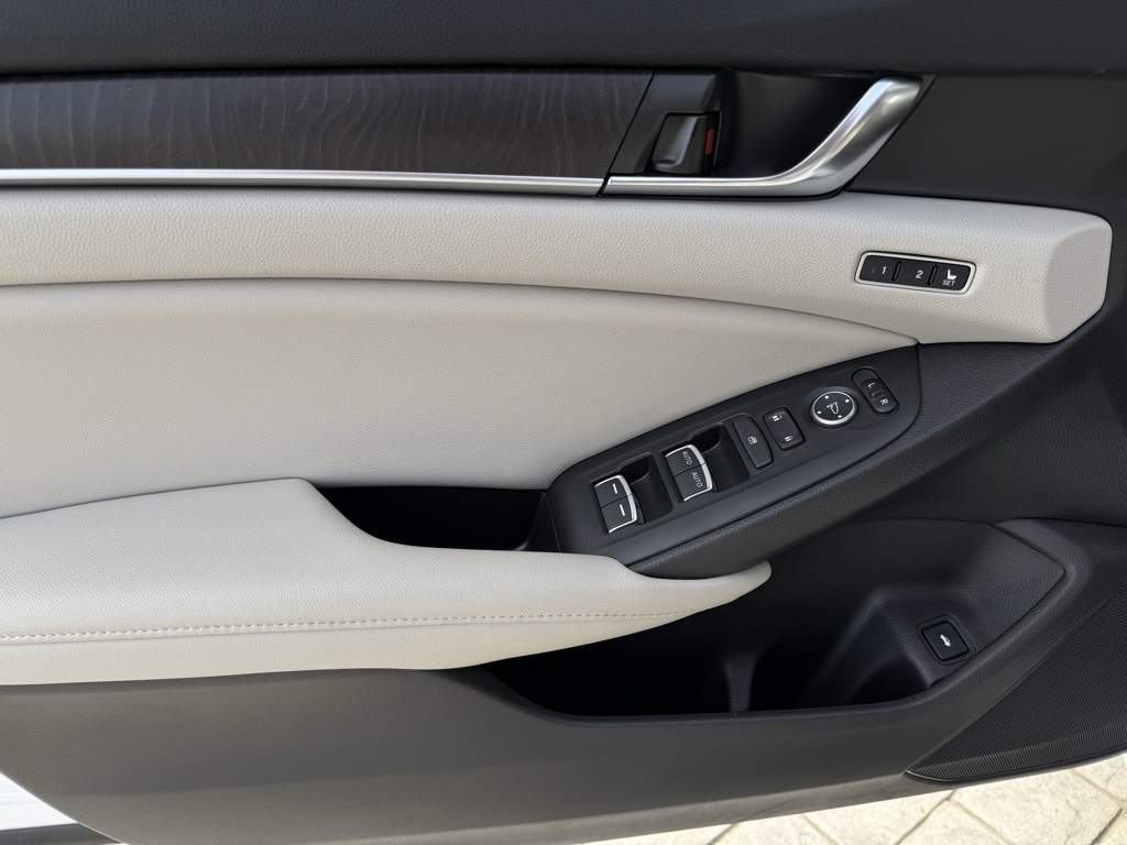 2021 Honda Accord Touring 2.0T photo 16