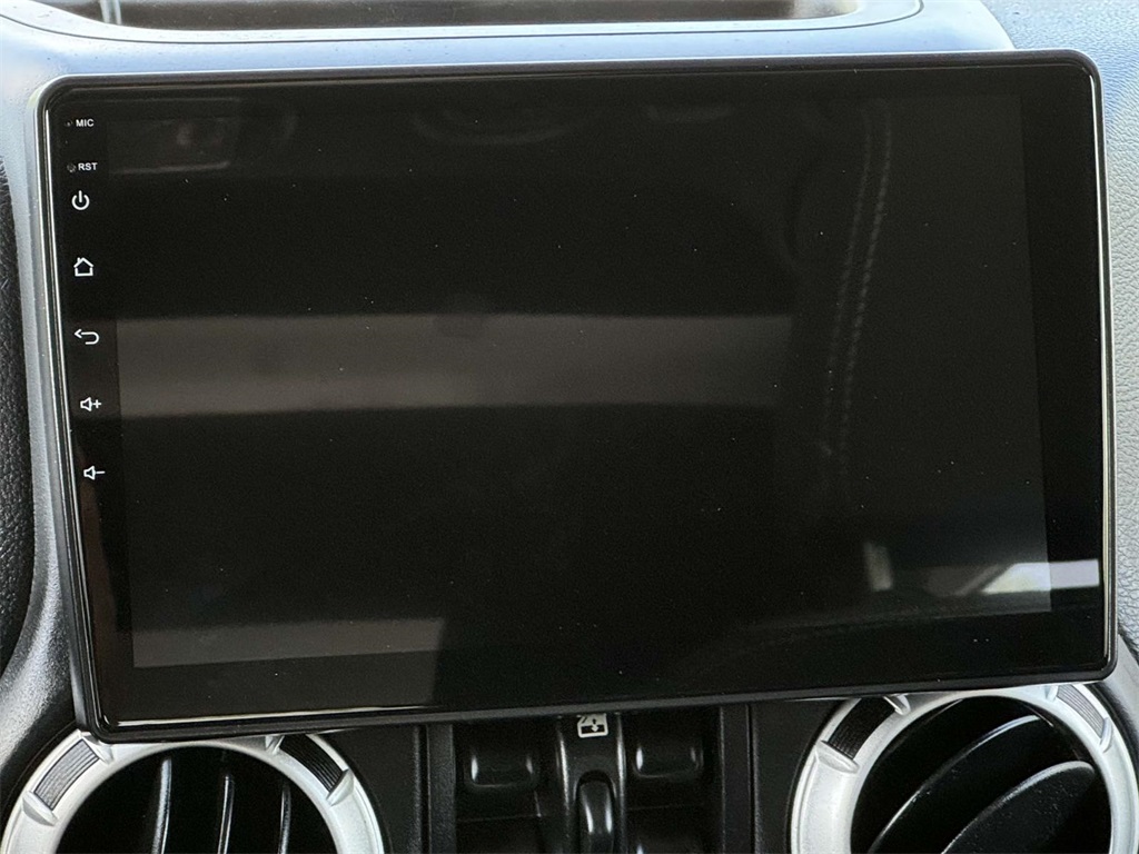 2015 Jeep Wrangler Unlimited Sahara photo 3