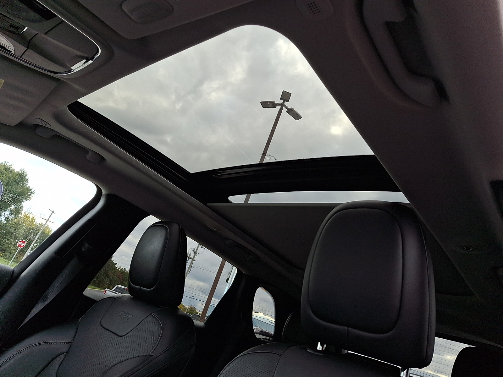 2022 Jeep Cherokee Latitude Lux photo 2