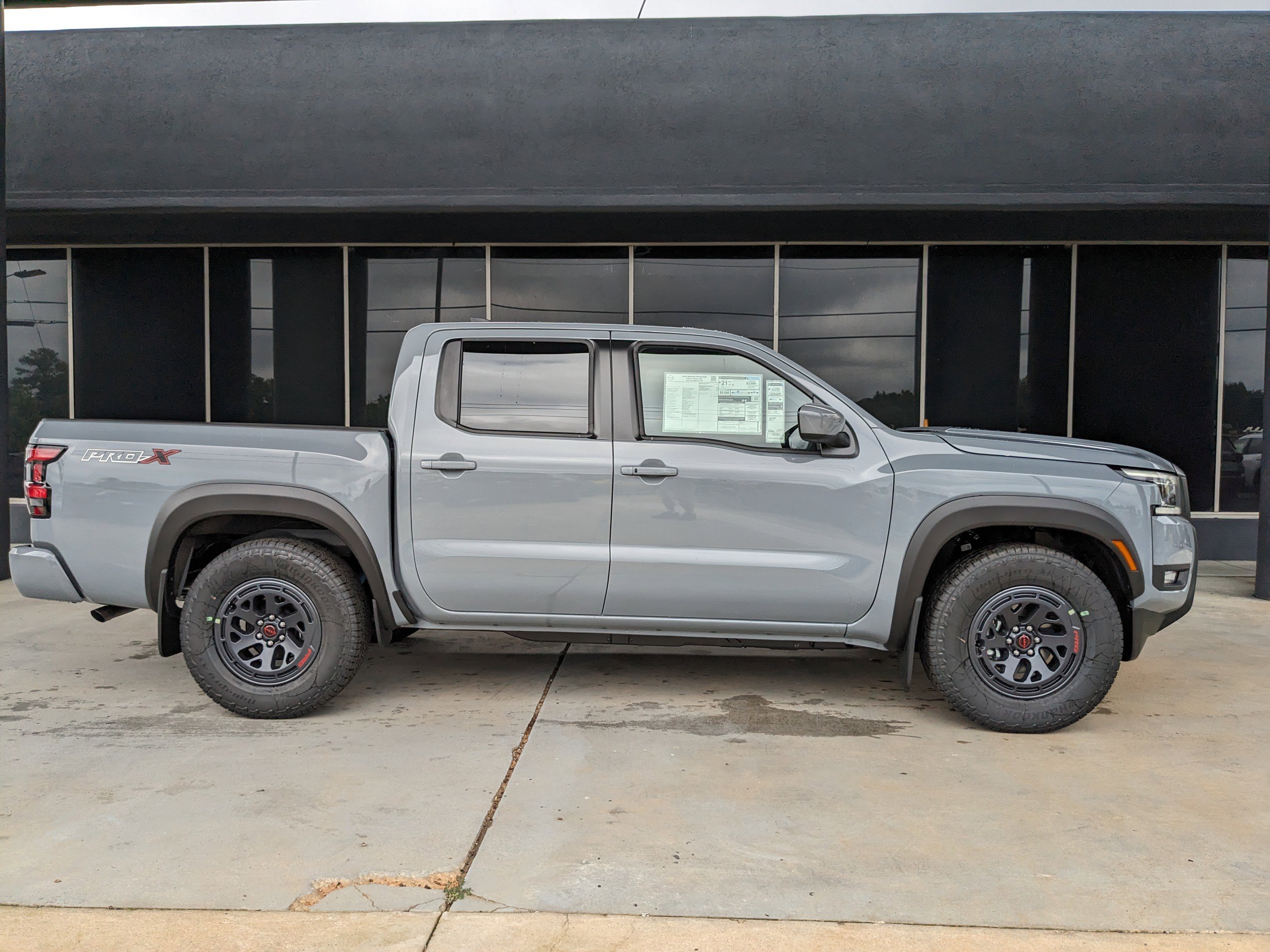 2025 Nissan Frontier Crew Cab PRO-X photo 2