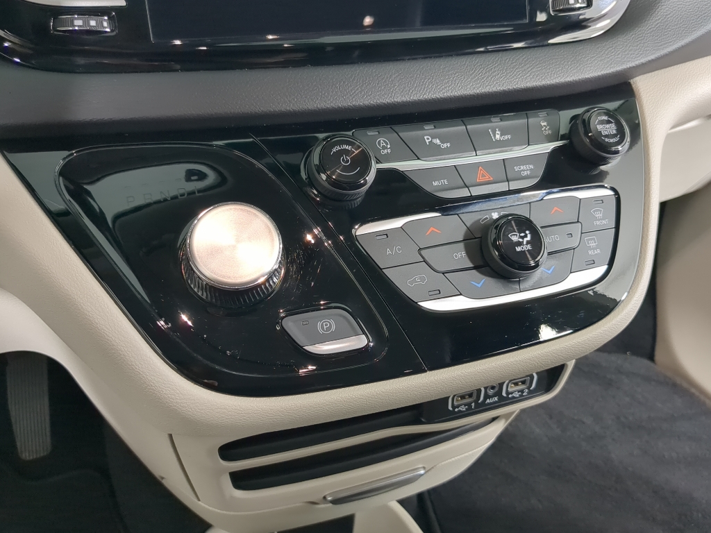 2024 Chrysler Pacifica Touring L photo 18
