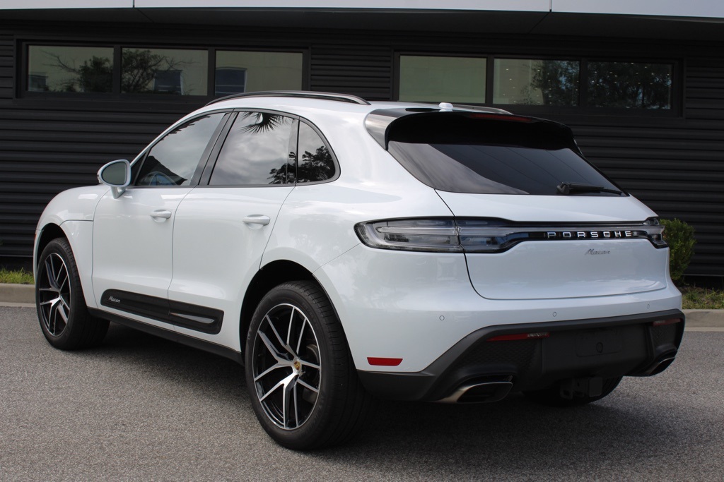 2025 Porsche Macan Base photo 3