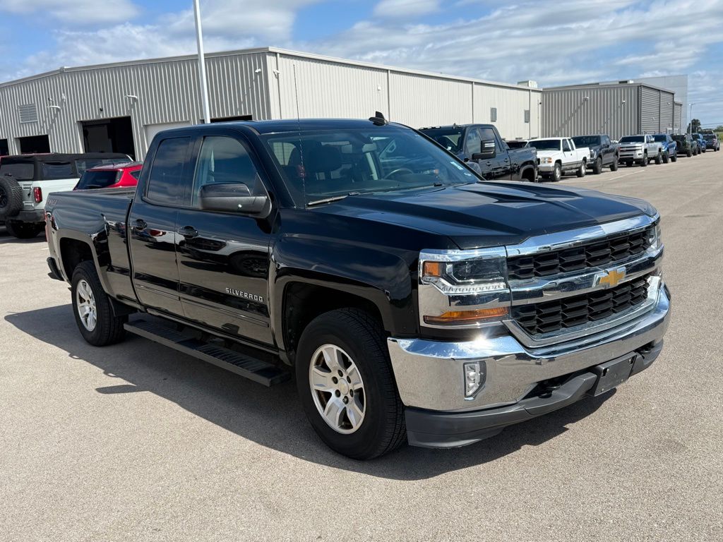 2018 Chevrolet Silverado 1500 LT photo 2