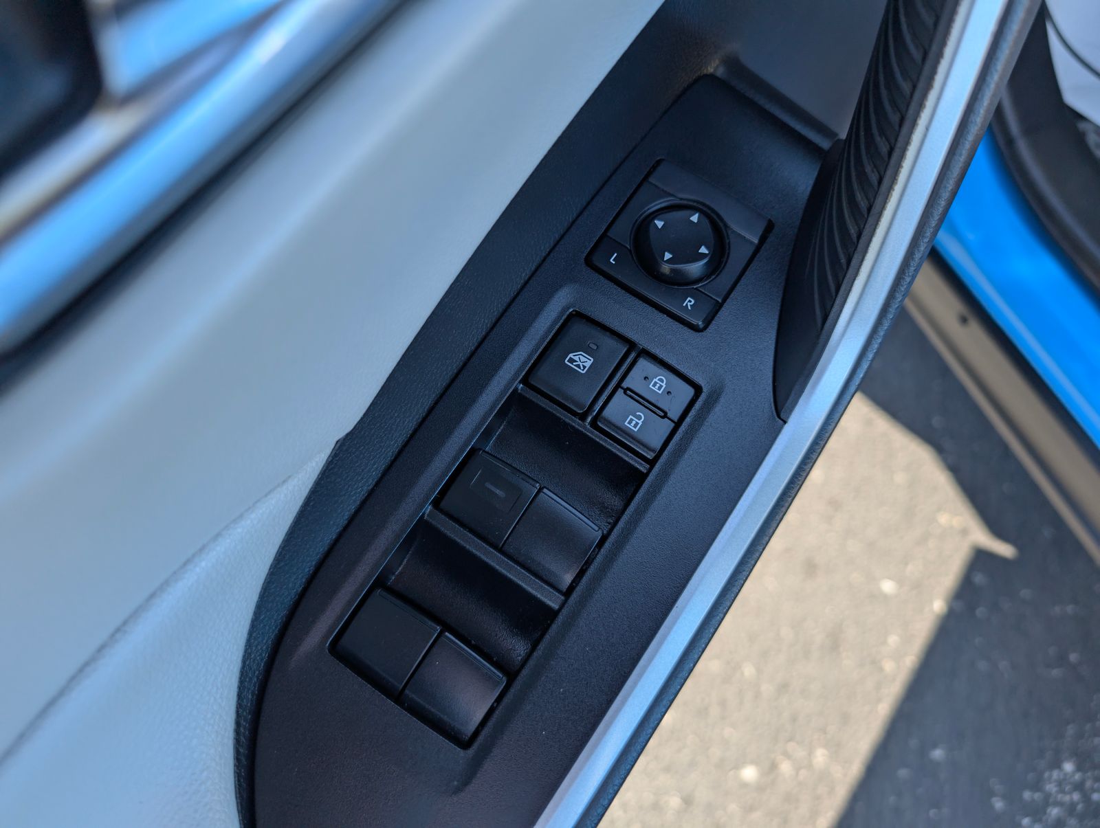 2020 Toyota RAV4 XLE photo 12
