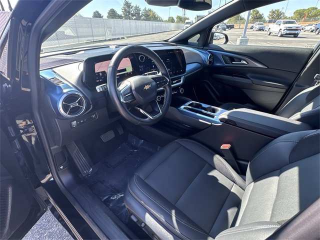 2024 Chevrolet Equinox EV 2LT photo 2