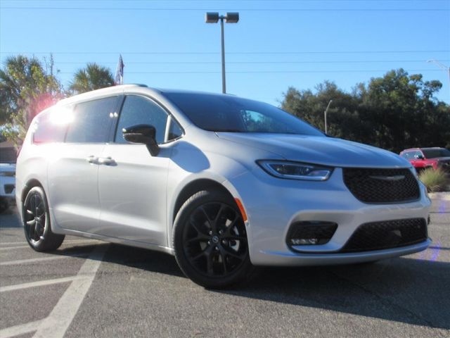 2026 Chrysler Pacifica Select's photo