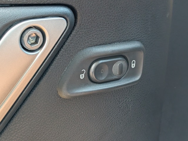2015 Jeep Wrangler Unlimited Sahara photo 21