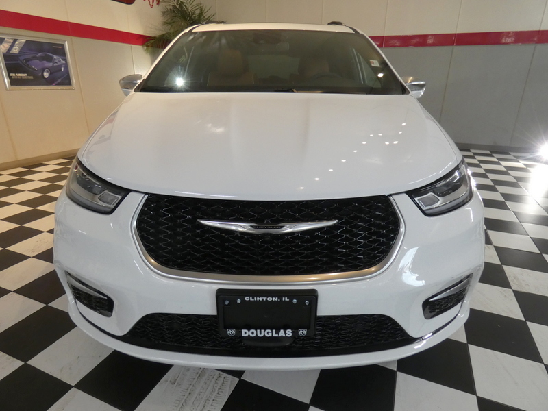2024 Chrysler Pacifica Pinnacle photo 2