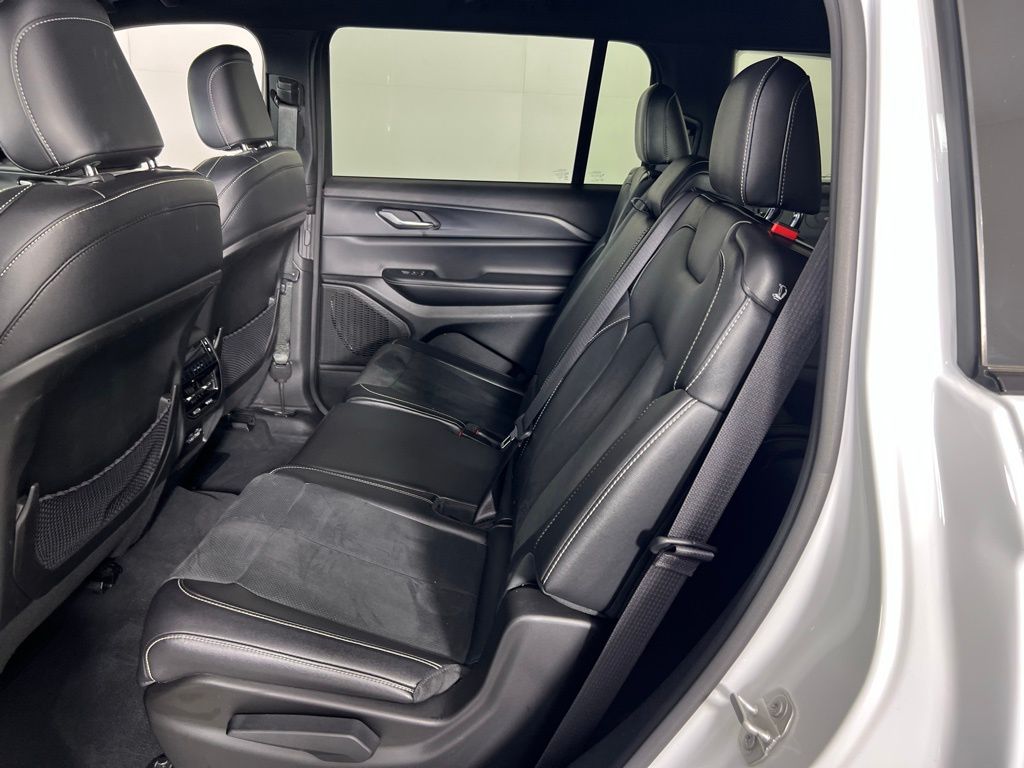 2024 Jeep Grand Cherokee Altitude photo 17