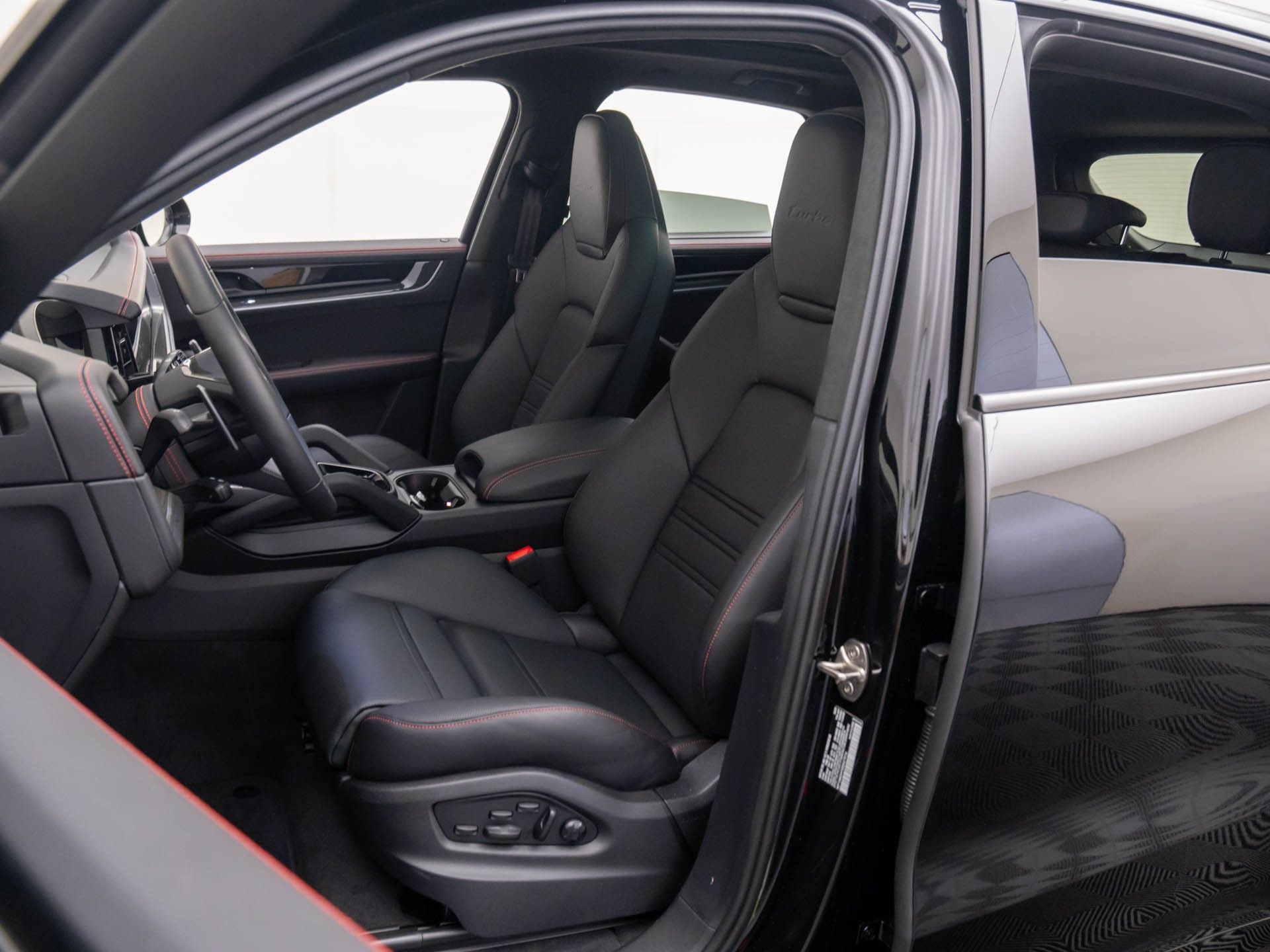 2025 Porsche Cayenne E-Hybrid Turbo photo 4