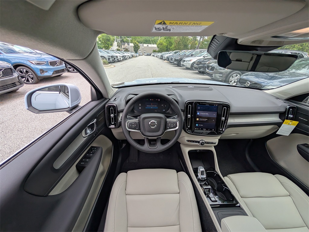 2025 Volvo XC40 photo 9