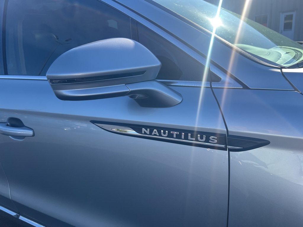 2022 Lincoln Nautilus Reserve photo 3