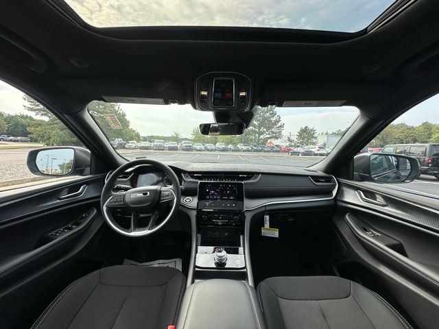 2025 Jeep Grand Cherokee Laredo X photo 2