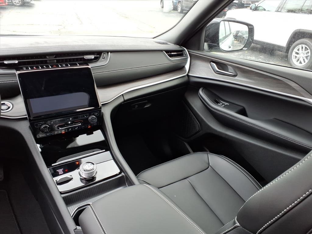 2025 Jeep Grand Cherokee Limited photo 14