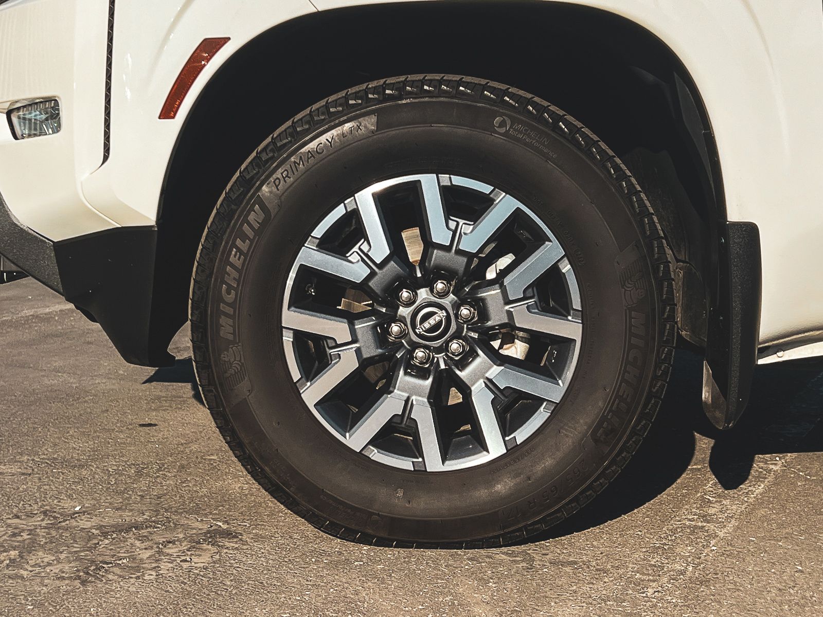 2024 Nissan Frontier SL photo 2