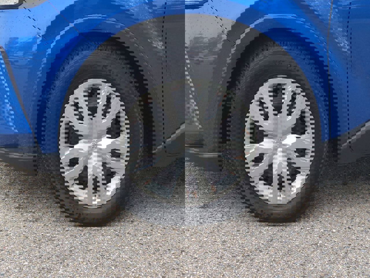 2020 Toyota C-HR LE photo 9