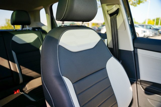 2025 Volkswagen Taos SEL photo 37
