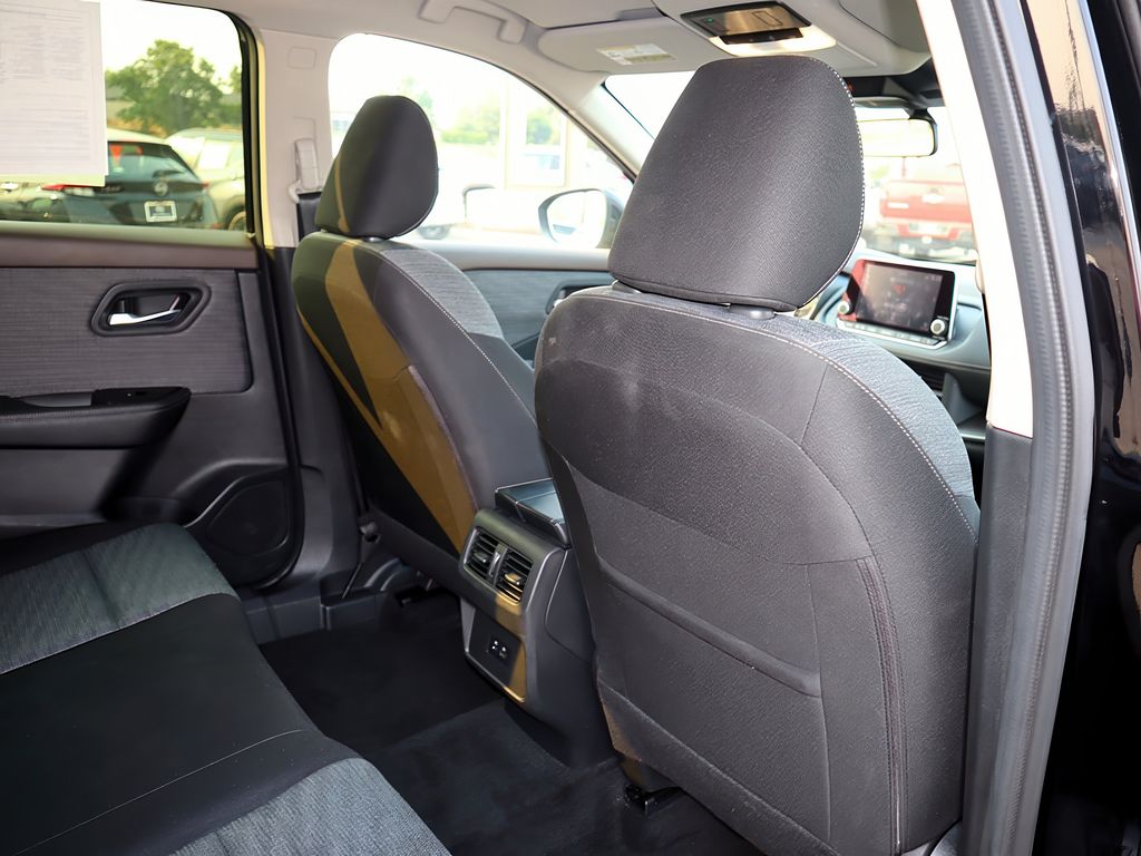 2023 Nissan Rogue SV photo 23
