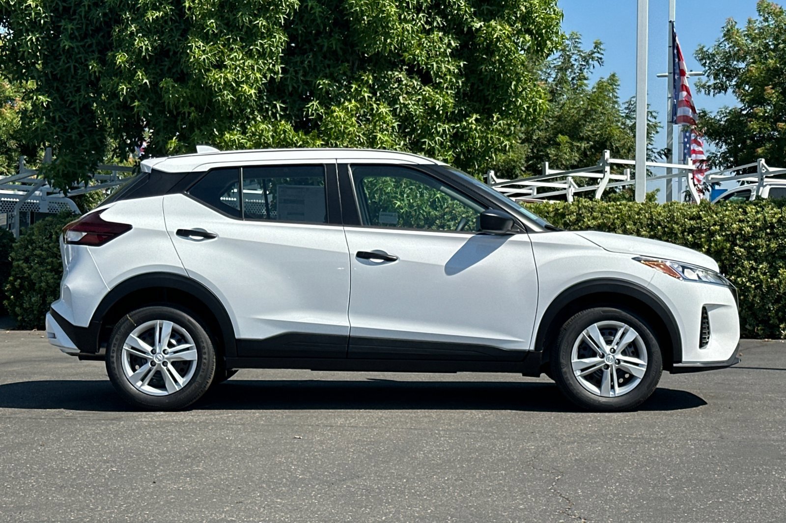 2025 Nissan Kicks Play S photo 3