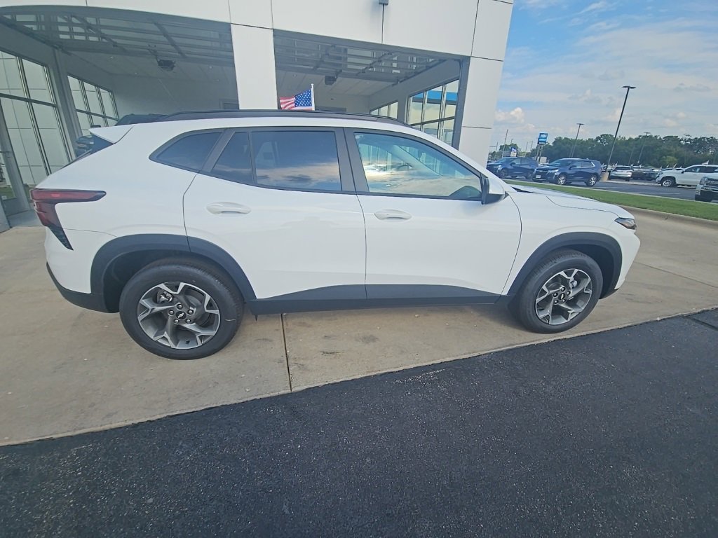 2025 Chevrolet Trax LT photo 8