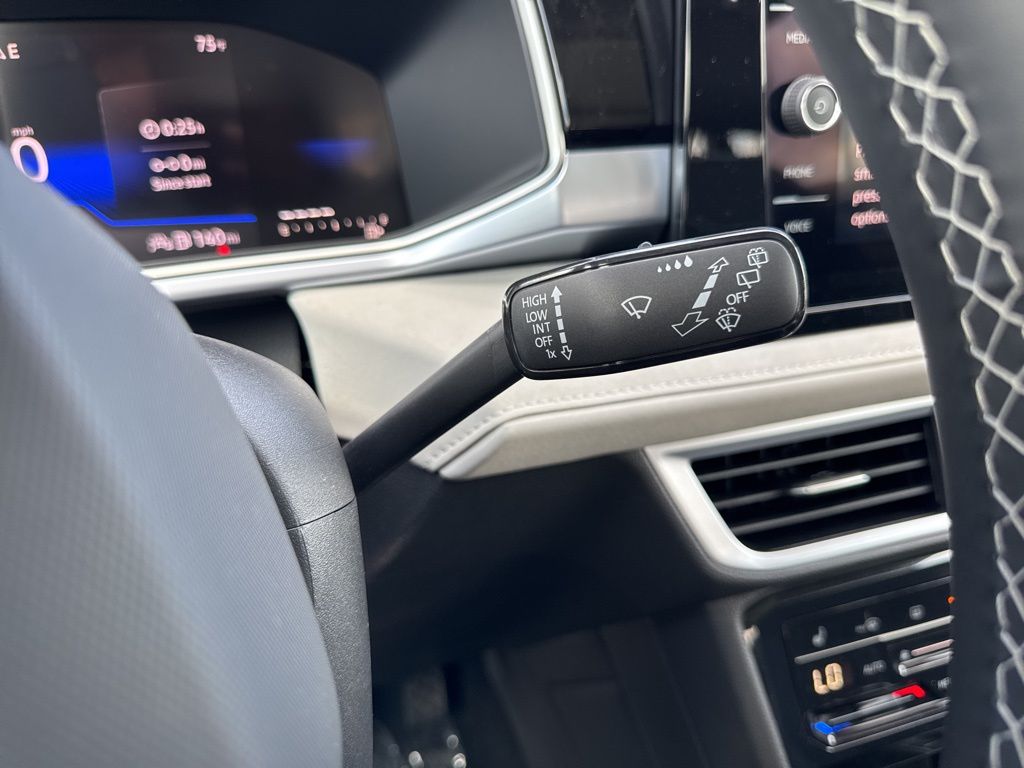 2025 Volkswagen Taos SE photo 33
