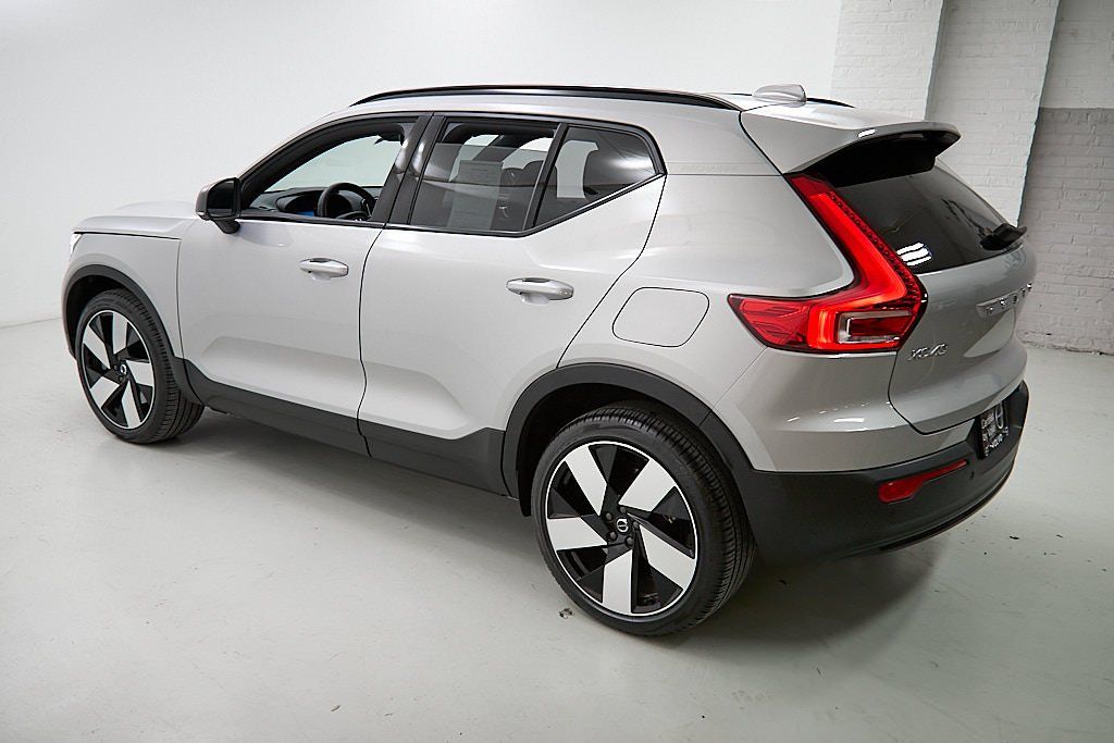 2023 VOLVO XC40 - Image 6