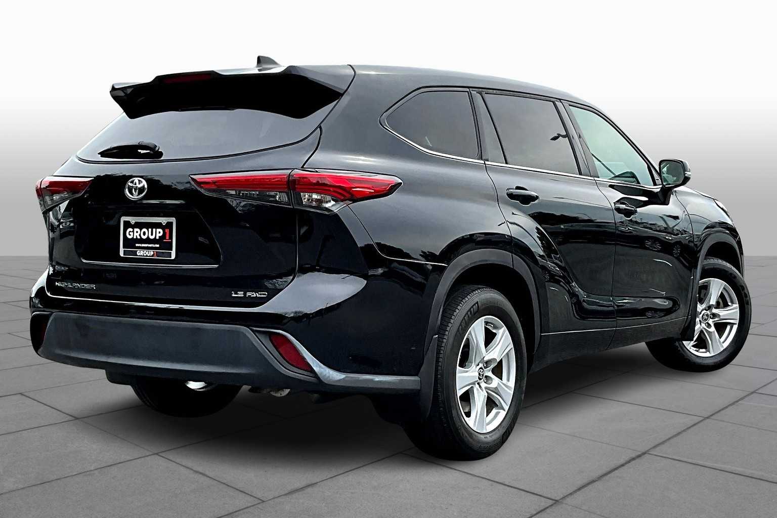 2022 Toyota Highlander LE photo 11