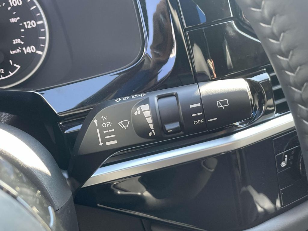 2025 Nissan Pathfinder SL photo 18