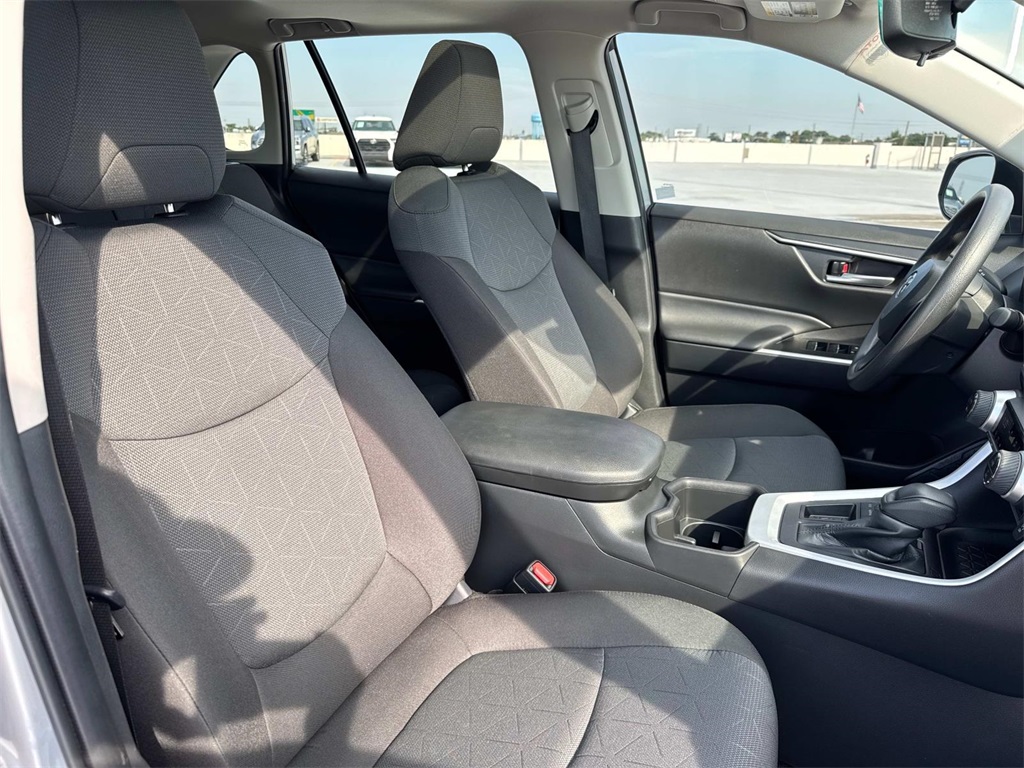 2024 Toyota RAV4 XLE photo 6
