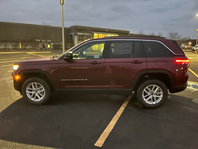 2025 Jeep Grand Cherokee Laredo Altitude photo 3