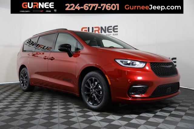 2025 Chrysler Pacifica Select's photo