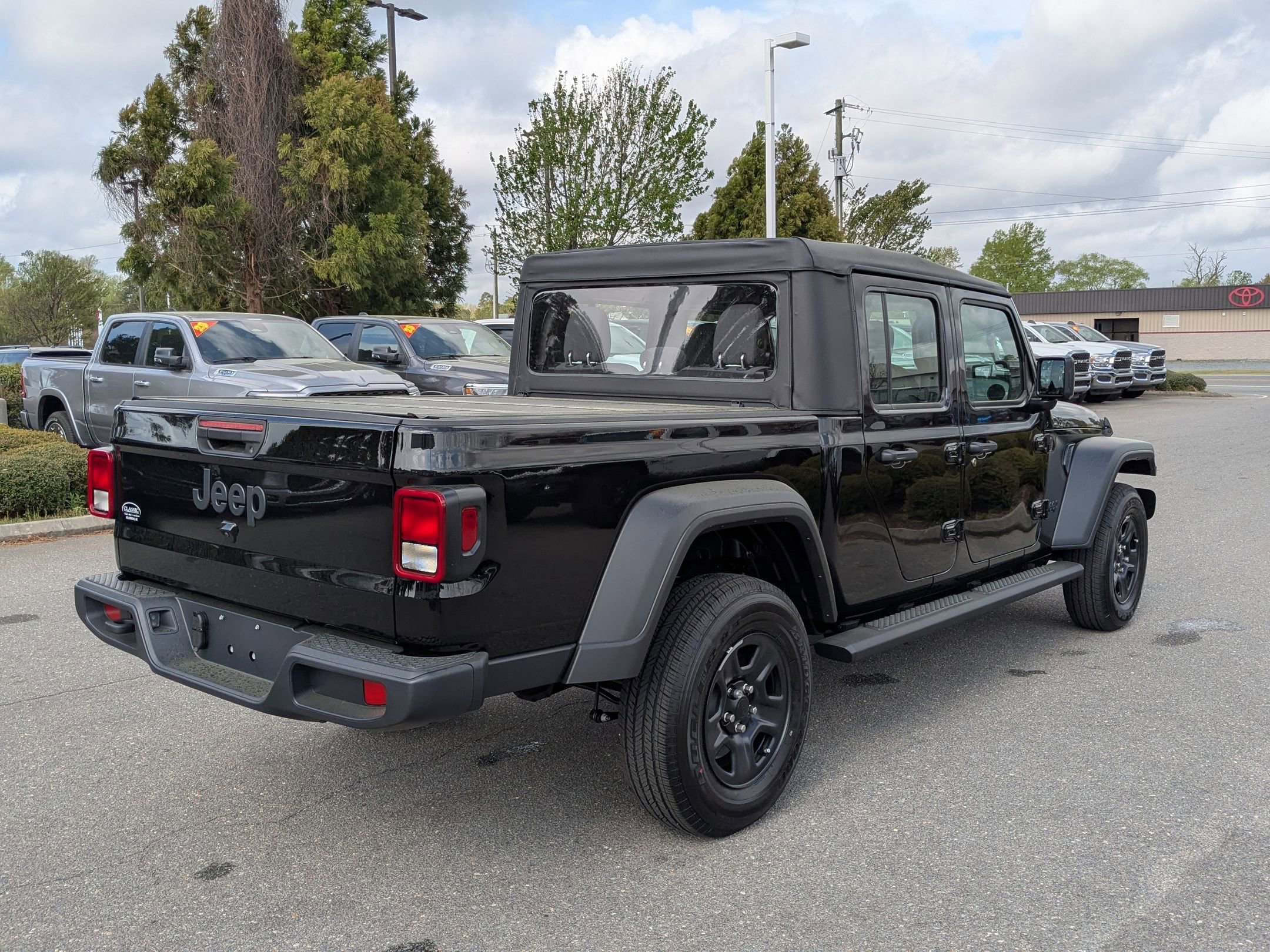 2025 Jeep Gladiator Sport photo 5