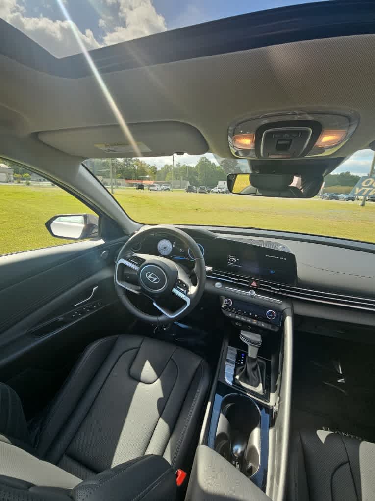 2024 Hyundai Elantra Limited photo 10