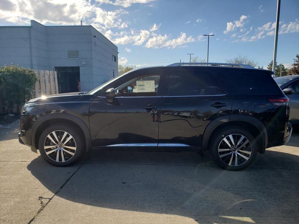 2025 Nissan Pathfinder Platinum photo 2