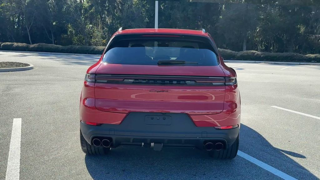 2025 Porsche Cayenne Base photo 7