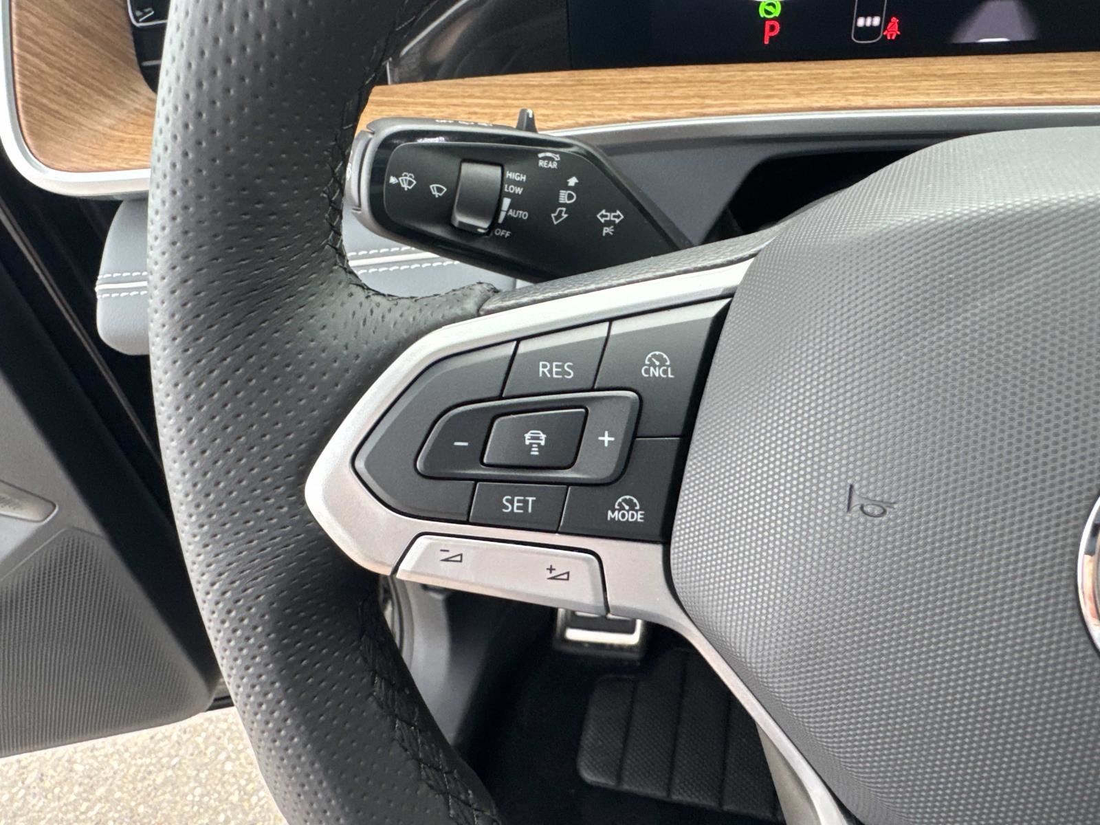 2025 Volkswagen Tiguan SEL R-Line Black photo 12