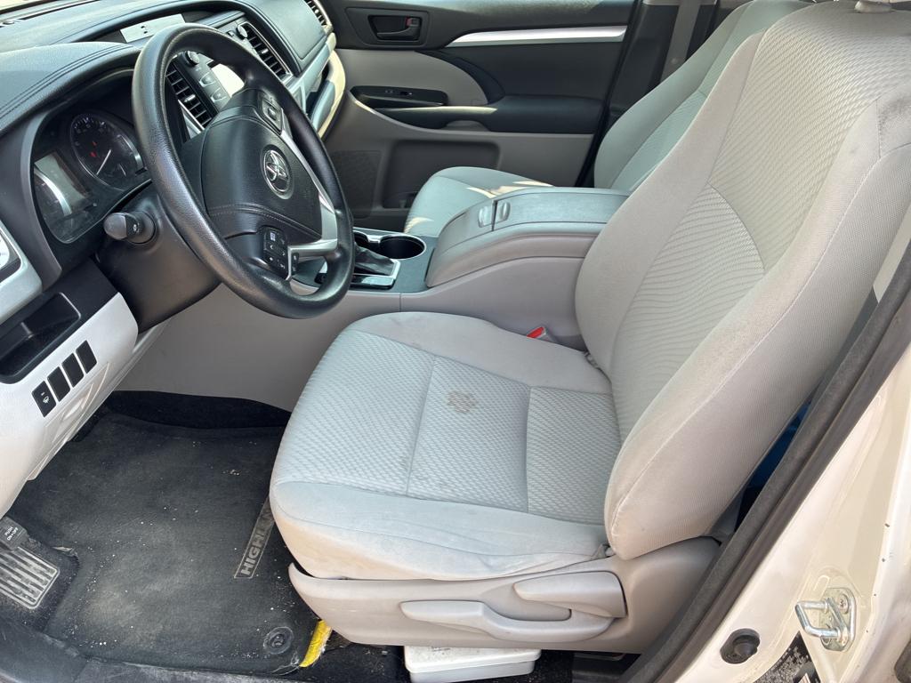 2014 Toyota Highlander LE photo 5